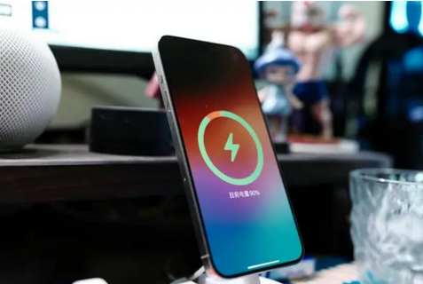 高青苹果15换屏服务分享用什么充电器给iPhone15充电更好 
